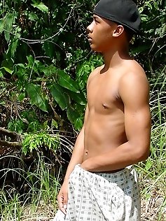 Sporty latino twink rubs his muscled ass outdoors